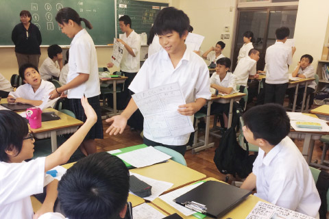 巴川の生態調査風景
